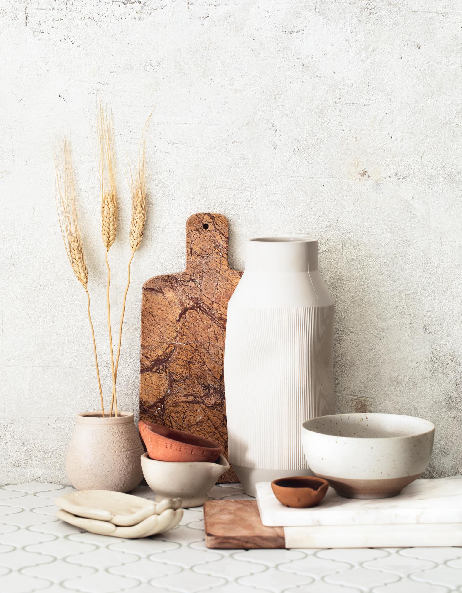 Przestrzeń pracowni kulinarnej z naczyniami ceramicznymi
